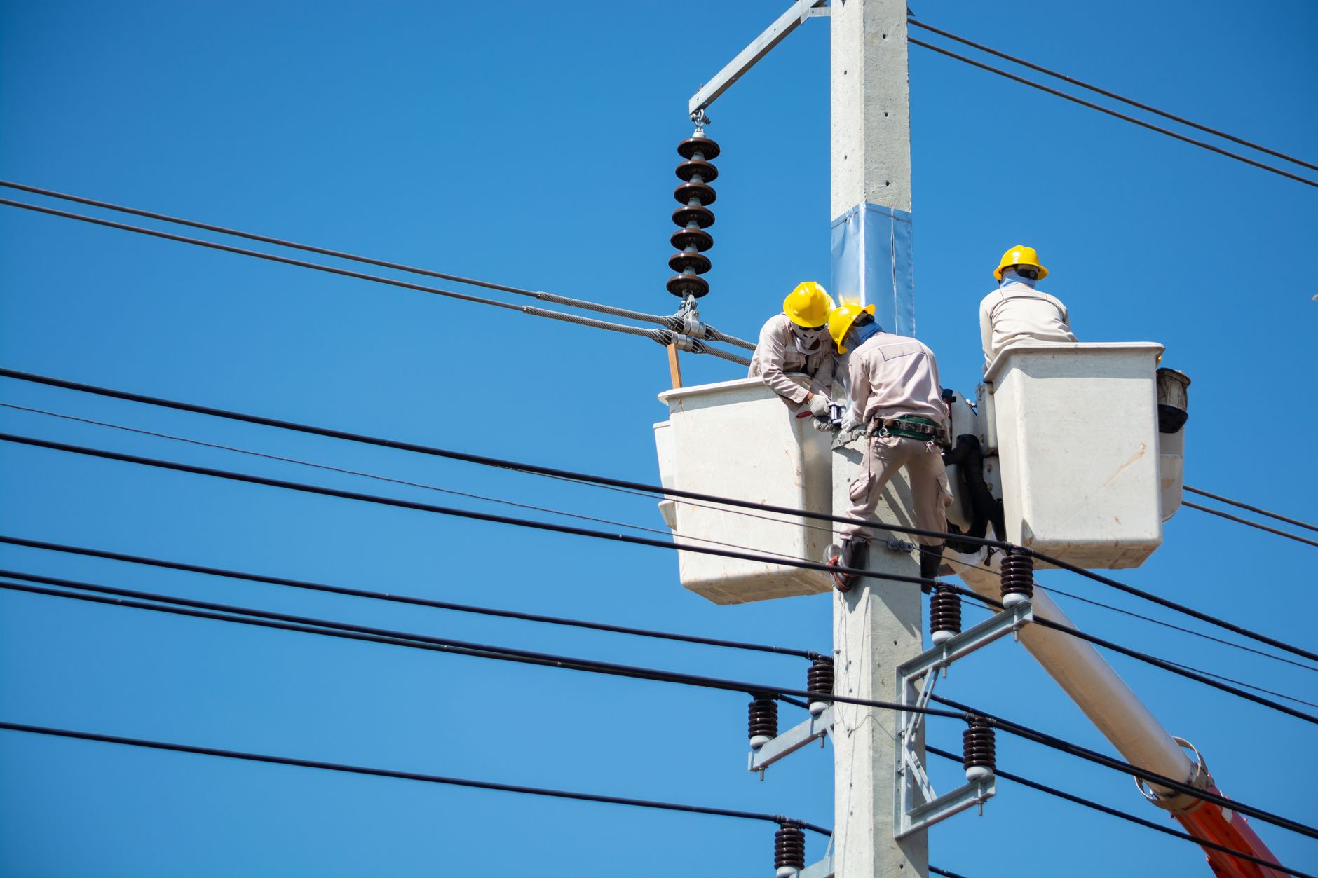 Électricien au travail — Chertsey